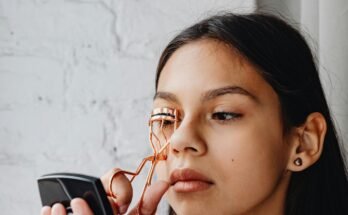 The Eyelash Curler: A Beauty Essential for Effortless Glam