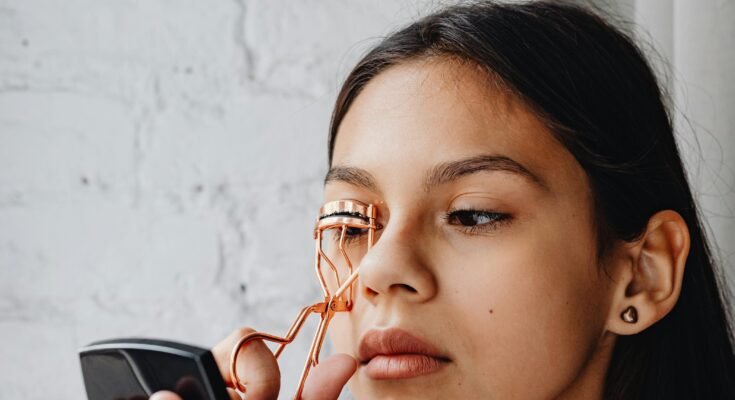 The Eyelash Curler: A Beauty Essential for Effortless Glam